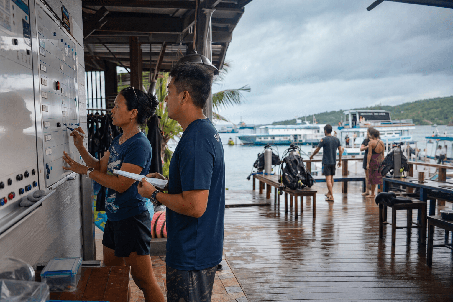 Dive-school weather and staffing changes shown in a clear exception panel.